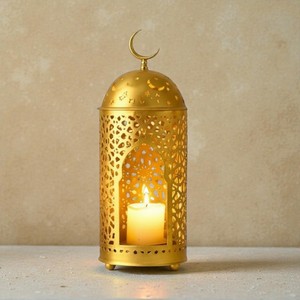 Lanterne en métal doré de luxe en forme de croissant avec des découpes complexes Lumière de bougie chaleureuse Élégante décoration de table et cadeau pour le Ramadan - Product Image 1
