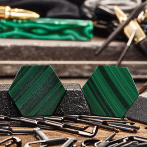 Haute qualité 12mm plat hexagone forme malachite pierre précieuse vert foncé lisse des deux côtés calibré pour la fabrication de bijoux - Product Image 4