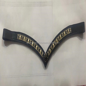 Banda de cejas de caballo de cuero en forma de V de diseño premium de lujo personalizada con cristales de plata y cadena de perlas y Escudo de metal en el centro - Product Image 2