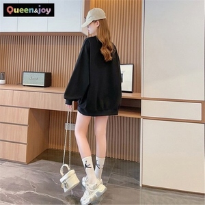 Qnjoy สเวตเชิ้ตโอเวอร์ไซส์ลายจุดริบบิ้นหัวใจ, เสื้อสเวตเตอร์คอกลมน่ารักสไตล์สตรีทพร้อมริบบิ้น3D ดีไซน์ทรงหลวม - Product Image 4