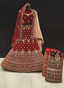 Luxueux velours Lehenga Choli avec broderie vêtements indiens et pakistanais pour mariages et occasions spéciales d'Inde - Product Image 3