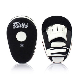เป้าซ้อมมือ Fairtex รุ่นพรีเมียม อุปกรณ์ฝึกซ้อมคุณภาพสูง ทนทาน ใช้งานง่าย สำหรับชกมวย MMA คิกบ็อกซิ่ง เหมาะสำหรับการฝึกสอน ดีไซน์น้ำหนักเบา - Product Image 4