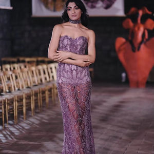 Robe romantique en satin sans manches avec col en cœur paillettes perlées sentier brodé motif drapé taille pour mariage - Product Image 1