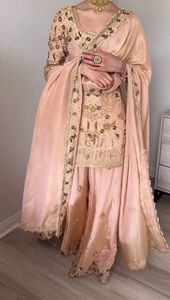 Costume de fête brodé de créateur pakistanais Salwar Kameez à la demande pour femmes disponible au prix de gros - Product Image 6