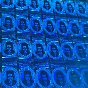 Etiquetas Adhesivas de Papel Azul de Color Verdadero Holográficas P3 Duraderas de Digiteltech para Empaquetado Comercial y de Compras - Product Image 1