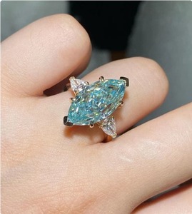 Anillo de compromiso de tres piedras de moissanita con corte Marquesa azul de Plata de Ley 925 - Product Image 4