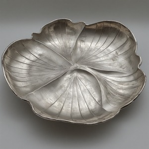 Élégant serveur de fruits secs en aluminium avec trois compartiments de feuilles connectés en finition dorée pour un style de table à manger décoratif. - Product Image 4