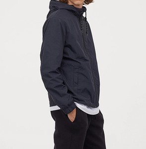 Chaqueta y Pantalones Cortavientos de Poliéster y Nailon con Cremallera y Logotipo Personalizado para Hombre, Nuevos Diseños con Cuello Alto y Logotipo en la Parte Delantera - Product Image 4