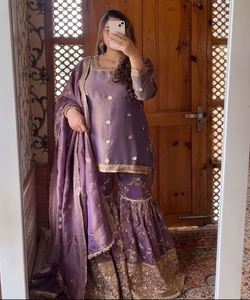 ชุด Kurta dupatta ผ้าฝ้ายสุดชิคสำหรับงานแต่งงานพร้อมงานหินหรูหราและการปักลายดอกไม้ - Product Image 1