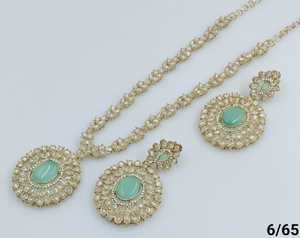 Ensemble de collier long fantaisie en pierre traditionnelle et à la mode indienne plaquée or avec ensemble de bijoux de boucles d'oreilles pour femmes - Product Image 4