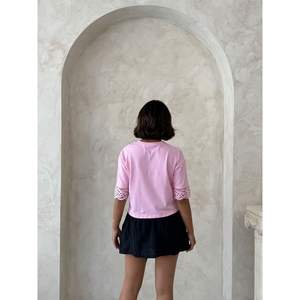 Camisetas Cortas con Detalles de Encaje para Mujer, Colección de Blusas y Camisas al por Mayor - Product Image 2