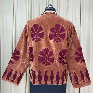 Chaqueta de terciopelo Suzani con bordado floral marrón, estilo bohemio chic retro, talla única XL, abierta por delante, para invierno. - Product Image 2