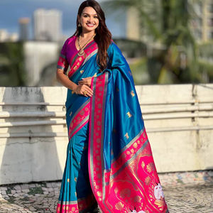 Sari Paithani de Seda Suave, el Más Vendido al por Mayor, con Motivos de Vaca Nandi, Pallu Tejido Enriquecido, Borde de Loto en Contraste, Sari para Bodas - Product Image 1