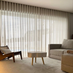 Cortinas transparentes que equilibran la privacidad y la luz del día, ideales para el estilo de la habitación y cenefas - Product Image 1
