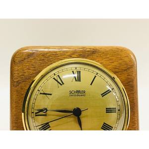 Horloge de table en bois encourage l'appréciation des objets simples et bien faits, sa présence élégante ajoute de la profondeur et de la texture. - Product Image 5