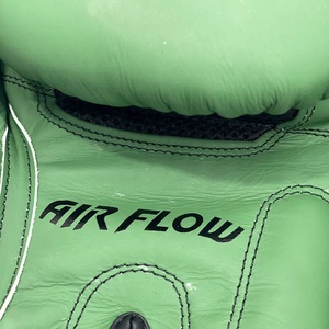 Gants de boxe Muay Thai personnalisés OEM Twins en cuir de vache véritable vert mat, gants de sparring professionnels MMA - Product Image 4