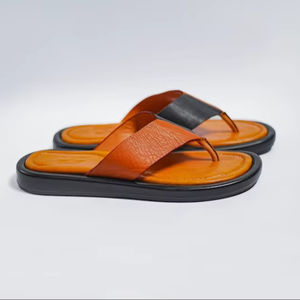 Chanclas de cuero genuino hechas a mano en negro y marrón para mujer, diseño plano moderno de MS Handicraft - Product Image 1