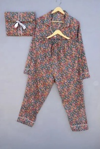 Ensemble de pyjama de nuit en satin de soie pure grande taille pour femmes vêtements de nuit imprimés et brodés avec décoration de boutons - Product Image 3