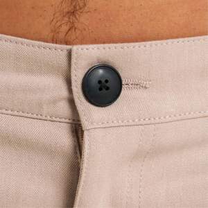 ชิโนทรงสลิมฟิต-ดีไซน์ทรงเรียวสวมใส่สบายพร้อมห่วงเข็มขัด5เส้นซิปลอยและหนังเทียมที่เอวด้านหลัง - Product Image 4