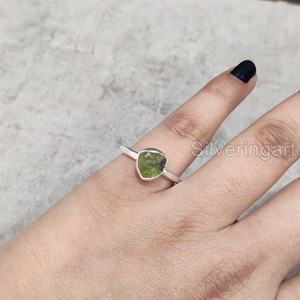 Anillo de Plata de Ley 925 Martillado con Peridoto Natural en Bruto, Gema de Nacimiento de Agosto, Joyería de Piedra Rústica para Mujer - Product Image 2