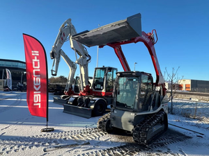 รถตักล้อยาง Takeuchi TL12V-2 ราคาประหยัด พร้อมมอเตอร์แบบตีนตะขาบ พร้อมใช้งานสำหรับงานเคลียร์พื้นที่ กำจัดพุ่มไม้หนา และเตรียมพื้นที่ก่อสร้าง - Product Image 5