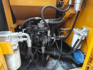 Excavadora de cadenas SANY SY135C modelo 2023 de alto rendimiento, 13 toneladas, con aire acondicionado, motor usado de calidad y sistema hidráulico avanzado. - Product Image 2