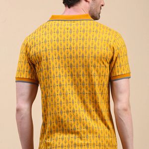 เสื้อโปโลผู้ชายทรงปกติ สีเหลือง พิมพ์ลายทั้งตัว มีกระเป๋าเสื้อ คอปกตัดสีลายดอกไม้ แขนสั้น รับสกรีนโลโก้ ตัวอย่างฟรี - Product Image 2