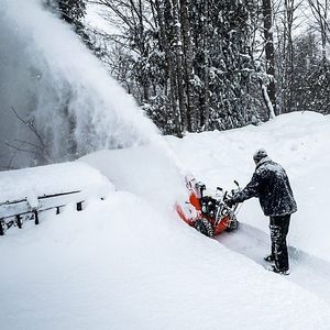 Souffleuse à neige à essence de 28 pouces en gros / Modèle autopropulsé à deux étages avec moteur Loncin - Product Image 3