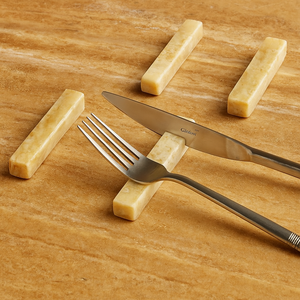 Ensemble de 4 porte-couteaux en onyx naturel faits à la main, accessoire de vaisselle moderne minimal en pierre de Toronto - Product Image 1