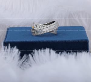 Bague Hip Hop Torsadée Exclusive en Or Blanc 14kt Bijoux 10k avec Diamants Ronds Brillants et Coupe Baguette Vvs Clarity Diamonds cultivés en laboratoire - Product Image 1