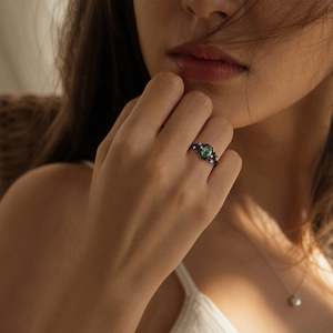 แหวนลายใบไม้เคลือบทองคำขาว 18K ยี่ห้อเจลูเลีย ประดับด้วยมอสอาเกตทรงลูกแพร์ - Product Image 6