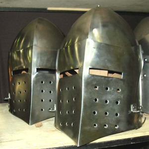 Réplica de Casco Medieval Hecha a Mano, Lista para Batalla, Acero Dulce Cortado a Troquel, Incrustaciones de Esmalte, Armadura de Calibre 18 para Recreaciones Históricas - Product Image 3