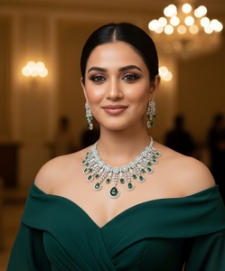 Ensemble collier et boucles d'oreilles Cascade Royale en émeraude, fabriqué avec des pierres de qualité supérieure en émeraude verte taille goutte. - Product Image 1