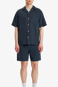 Estilo y comodidad con estos elegantes pantalones cortos de mezclilla azul oscuro con un diseño minimalista moderno perfecto para cualquier ropa casual - Product Image 2