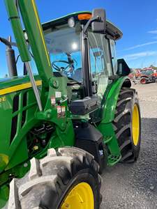 Tracteur de pelouse 4X4 2021 John DeereR 5100E Multifonction avec AC - Product Image 3