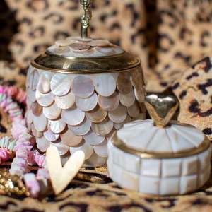 Boîte à chocolat en acrylique de luxe avec incrustation de nacre, couvercle en bois, boîte à chocolat arabe, cadeaux du Ramadan et de l'Aïd, fabriqué en Inde - Product Image 1