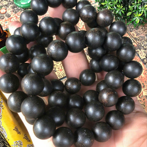 สร้อยข้อมือลูกปัดกลมขัดเงาไม้จันทน์สีดำขนาด16-18มม. เครื่องประดับสมาธิทำด้วยมือมีกลิ่นหอมขนาด1กก. - Product Image 1