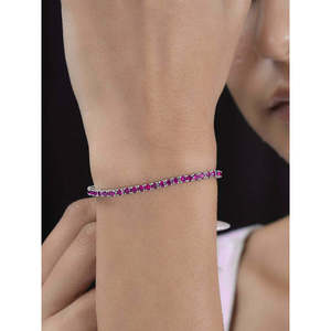 Accesorio de pulsera de tenis de moda para mujer en color rubí - Product Image 1