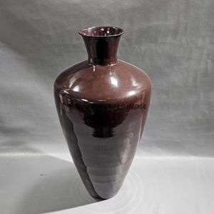 Vase marron brillant magnifiquement conçu Design conique d'inspiration vintage Parfait pour les expositions florales et les centres de table décoratifs - Product Image 2