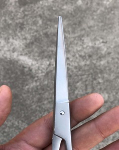 ขายส่งโลโก้ที่กําหนดเองกรรไกรร้านตัดผมพร้อมที่วางนิ้วและแหวนยาง Hairdressing กรรไกรตัดผมคุณภาพสูง - Product Image 4