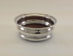 Posavasos de metal funcional para botellas de vino, que equilibra la durabilidad y la estética para el uso diario en el hogar, bar o comedor, con conveniencia y estilo. - Product Image 6