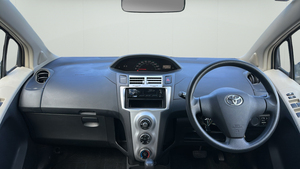 Toyota Vitz 2006 Usado, Automático, R20, Volante a la Izquierda, Hatchback, Portaequipajes de Aluminio, Cámara, 1 Propietario, 50k-75k Millas - Product Image 3