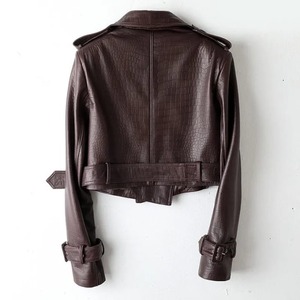 Chaqueta de cuero de moda para mujer, color marrón oscuro, de piel de cordero, de lujo, con cinturón, estilo motero, corte corto, solapa ancha, tipo moto. - Product Image 2