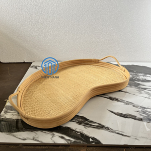 Un bel accent à la maison organique moderne Plateau de service en rotin à finition naturelle neutre avec poignées - Product Image 3