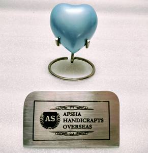 Cercueil funéraire en forme de cœur gravé, couleur/fini bleu, pour cendres - Product Image 2