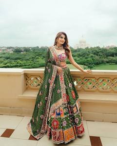Conjunto de Lehenga Choli Dupatta de Muselina Pesada de Diseño Moderno de Bollywood con Espejo e Impresión Digital para Fiestas Indias y Pakistaníes - Product Image 3