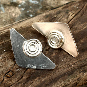 Pendientes de tuerca de latón de alta calidad, triángulo geométrico recubierto de plata de ley, uso diario, joyería de moda para fiesta para mujer - Product Image 1