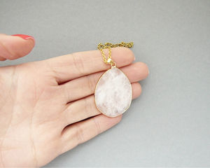 Collar con Colgante de Cuarzo Transparente Hecho a Mano, Galvanizado, con Estilos de Cruz de Feng Shui y Mascota de Hada - Product Image 3