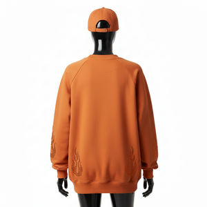 เสื้อสเวตเชิ้ตผู้หญิงทรงโอเวอร์ไซส์ ผ้าฝ้ายผสมขนแกะคุณภาพพรีเมียม 320 GSM สีสนิมอ่อน ประดับโลโก้ด้วยคริสตัลแบบ Hotfix เสื้อสเวตเชิ้ตผู้หญิงระบายอากาศได้ดี - Product Image 2