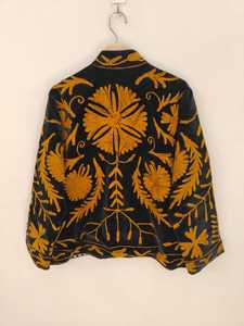 Veste Suzani en velours noir brodée à la main, motif floral moutarde, art populaire bohème, veste courte ethnique faite à la main, vêtement extérieur distinctif - Product Image 6